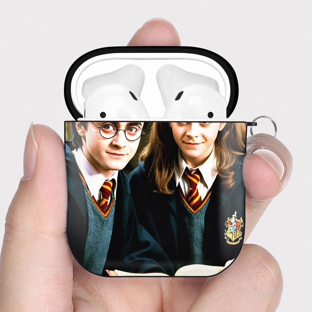 （画像用） Harry Potter ハリー・ポッターシリーズ AirPods 第2世代保護ケース ハードシェル ブラック 耐衝撃・防指紋・カラビナ付き