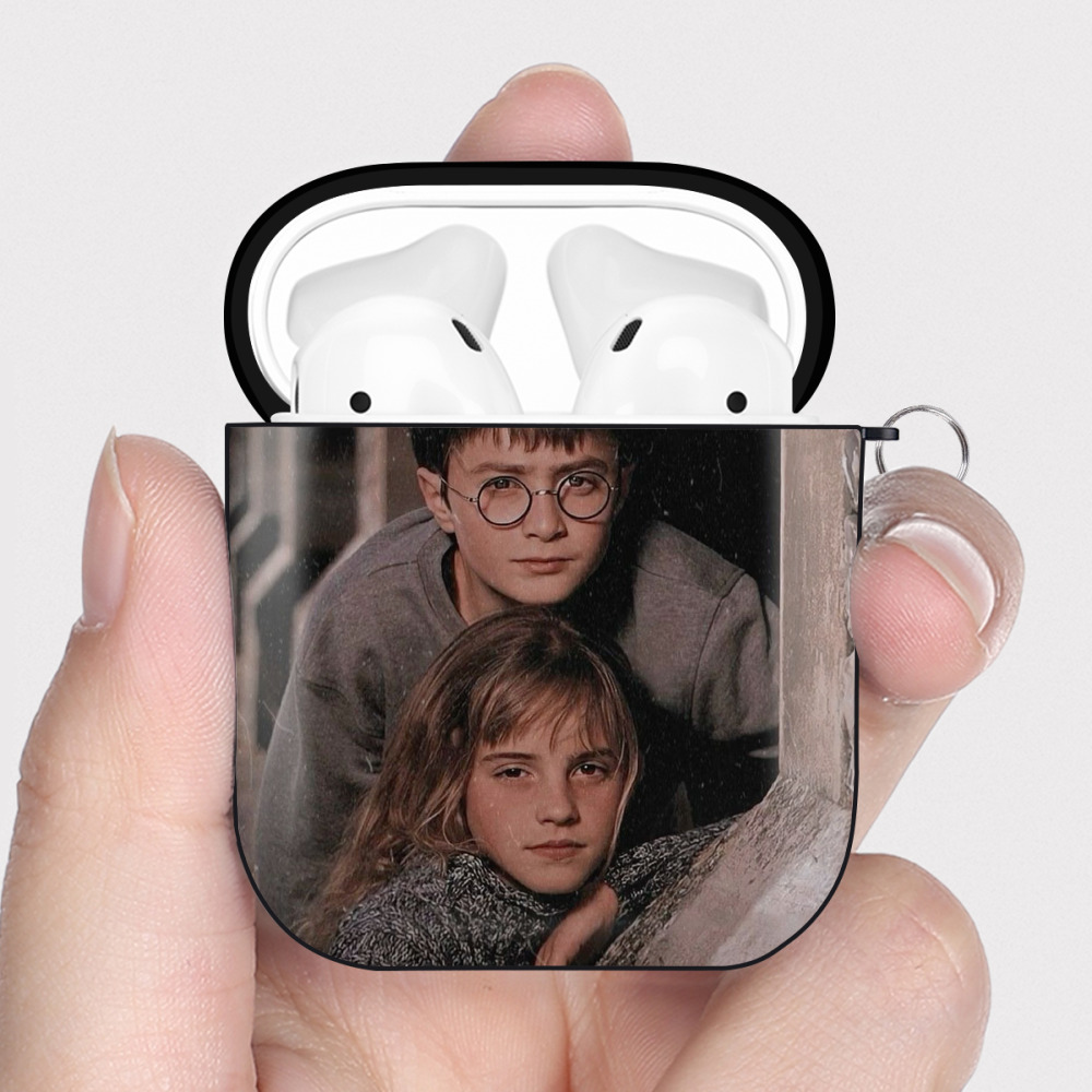 （画像用） Harry Potter ハリー・ポッターシリーズ AirPods 第2世代保護ケース ハードシェル ブラック 耐衝撃・防指紋・カラビナ付き