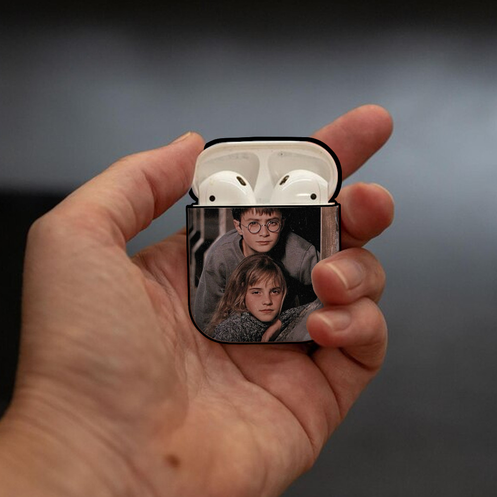 Harry Potter ハリー・ポッターシリーズ AirPods 第2世代保護ケース ハードシェル ブラック 耐衝撃・防指紋・カラビナ付き